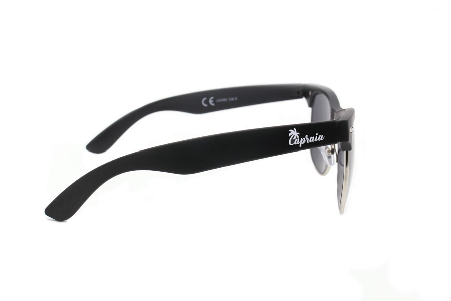 Impression de deux branches de lunettes de soleil main product photo